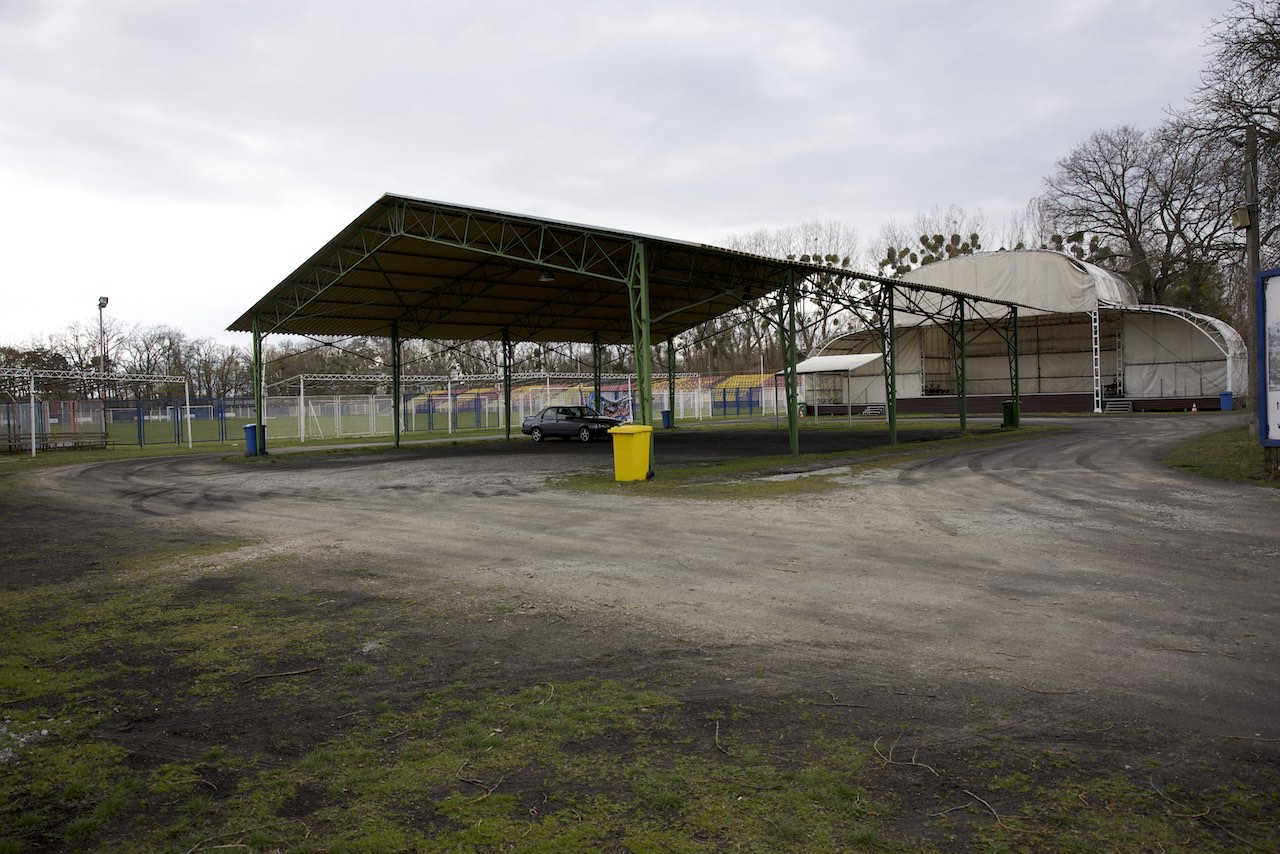 miejsca do zaparkowania pod dachem